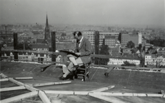 106422 Afbeelding van tekenaar Chris Schut op het dak van de toren van de Jacobikerk (Jacobskerkhof) te Utrecht, ...